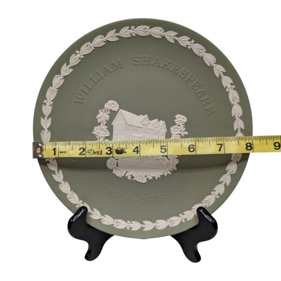 Vtg Wedgewood Jasperware William Shakespeare Plate Green Embossed Relief 8" - Picture 4 of 8